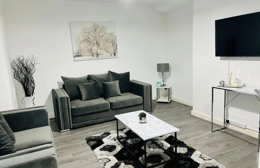 Beautiful And Homely 3 Bed House With Free Parking So Close To Man City And City Centre-1