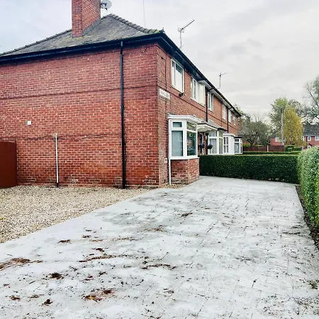 Beautiful And Homely 3 Bed House With Free Parking So Close To Man City And City Centre-2